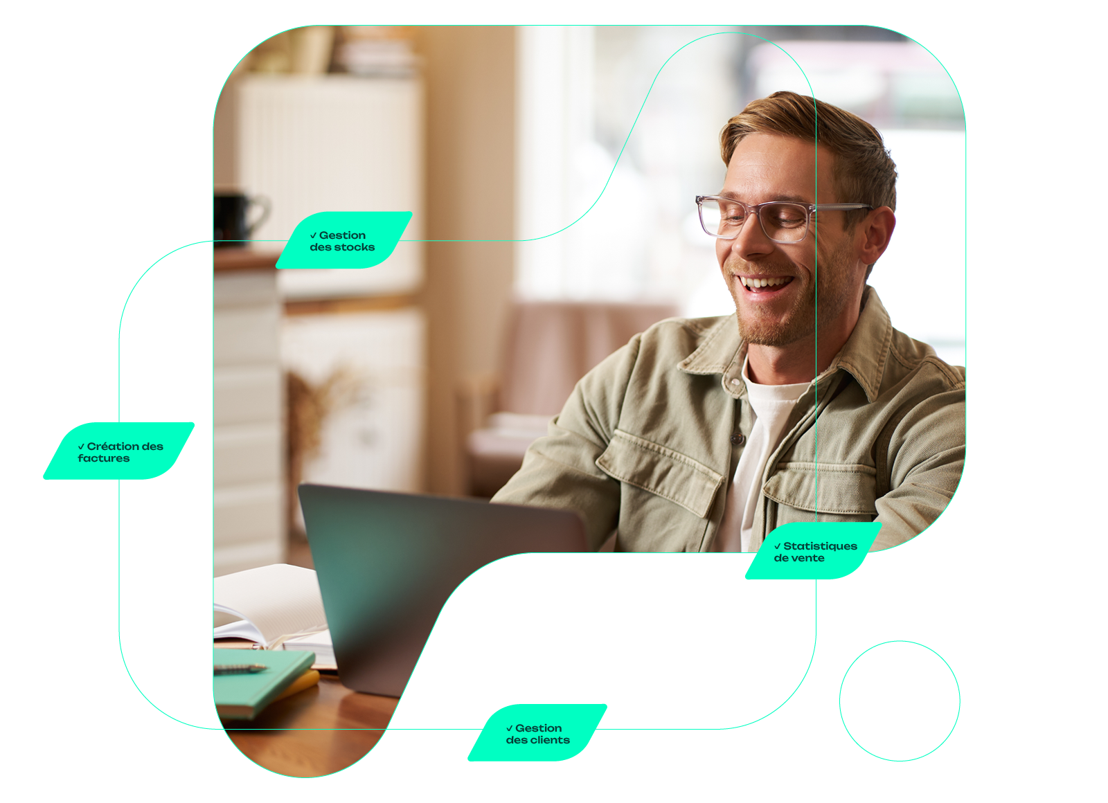 homme a lunette de 30 ans en chemise regarde son ordinateur en souriant